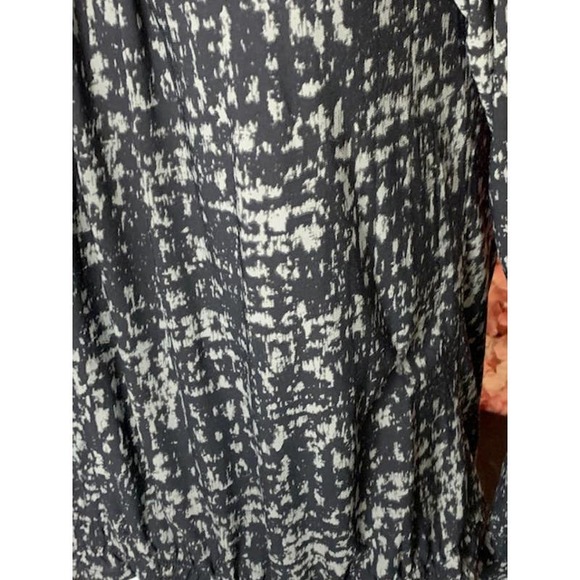 Daisy Fuentes Medium Black, White, and Gray Shirt - Picture 3 of 4